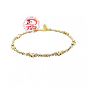 Sự kết hợp của vàng trắng, vàng hồng và vàng màu tạo độ sặc sỡ giúp tôn lên nét xinh yêu cho đôi bàn tay của các quý cô.