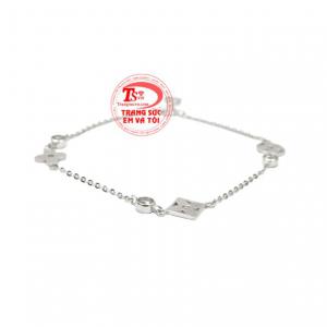 Sản phẩm phù hợp với nhiều kiểu trang phục, dù đi chơi hay đi làm. 