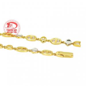 Sự kết hợp vàng trắng và vàng màu cũng khiến cho sản phẩm thêm phần ấn tượng và phong cách. 