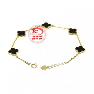 Theo truyền thuyết, nếu ai có thể bắt gặp được cỏ bốn lá sẽ gặp may mắn, mọi mong muốn đều được thực hiên.