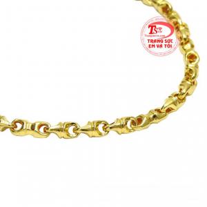 Mỗi chi tiết được thiết kế cách khoáng đạt tạo nét nam tính và mạnh mẽ.