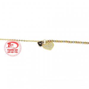 Không những thế với sự kết hợp của vàng trắng, vàng màu, vàng hồng sẽ khiến cho sản phẩm trở nên nổi bật hơn mà cũng không kén da người dùng.