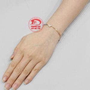 Lắc tay trái tim yêu thương là món quà tặng bất ngờ dành cho người phụ nữ của bạn.