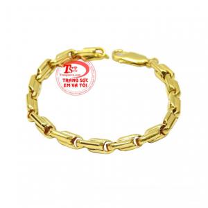Lắc tay vàng bé trai kiểu dáng mạnh mẽ, khỏe khoắn phù hợp làm quà tặng trong dịp sinh nhật.
