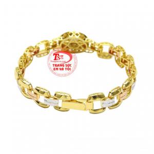 Chiếc lắc tay vàng này sẽ là một món quà bất ngờ để dành tặng cho người thân và bạn bè.