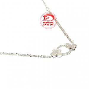 Thiết kế ấn tượng, dễ dàng kết hợp cùng những trang phục dạo phố hoặc đi làm. 