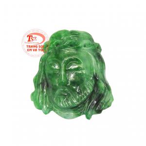 Mặt cẩm thạch chúa Giê-su với những đường nét chạm khắc tinh tế, tỉ mỉ.