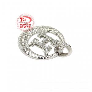 Sản phẩm này khi kết hợp cùng dây chuyền vàng trắng tôn lên vẻ sang trọng, thời trang cho các quý cô.