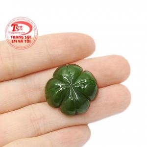 Mặt cỏ bốn lá nephrite đẹp dành cho người mang mệnh Mộc và Hỏa.
