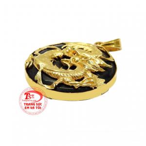 Sản phẩm có thể kết hợp cùng dây cao su, dây da bọc vàng.