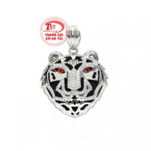 Mặt dây bạc hổ dũng mãnh được chế tác đầy tinh xảo toát lên được vẻ đẹp của sản phẩm.