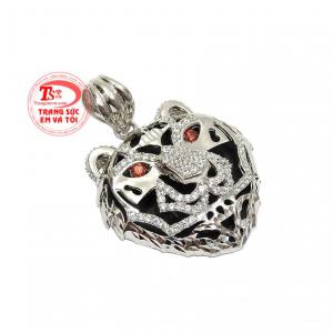 Lấy cảm hứng từ sự mạnh mẽ, bản lĩnh của loài hổ, các nhà chế tác kim hoàn đã tạo nên một mặt dây mang đến vẻ quyền lực, uy nghi cho người đeo.