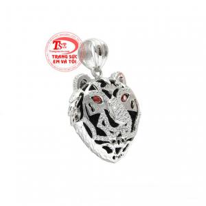 Sản phẩm khi kết hợp cùng dây chuyền bạc giúp phái mạnh hợp thời trang hơn phù hợp với mọi lứa tuổi.