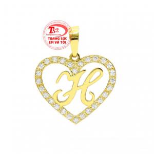 Mặt dây chữ H nổi bật với thiết kế ấn tượng, thu hút mọi ánh nhìn.