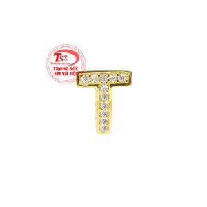 Mặt dây chữ T nhỏ xinh được chế tác từ vàng tây 10k kết hợp cùng những viên đá cz lấp lánh. 