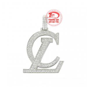 Mặt dây chữ thời thượng được chế tác tinh xảo, đính kết với hàng trăm viên CZ tạo độ lấp lánh và thời trang cho sản phẩm.