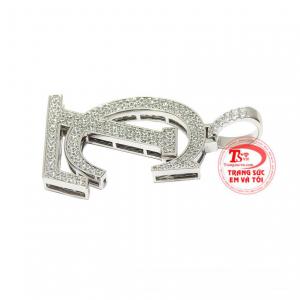 Mặt dây chữ luôn là mẫu trang sức được ưa chuộng và không bao giờ bị lỗi mốt. 