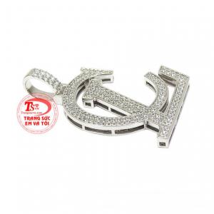 Chiếc mặt dây này sẽ mang lại nét nổi bật và đầy cá tính cho người đeo. 