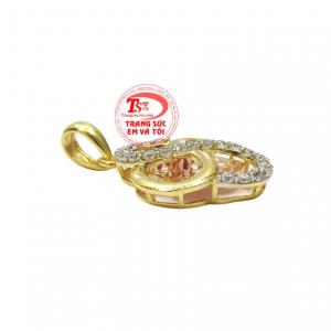 Sản phẩm được các người thợ khéo léo kết hợp vàng hồng, vàng màu cùng những viên cz lấp lánh để giúp mặt dây ấn tượng hơn.