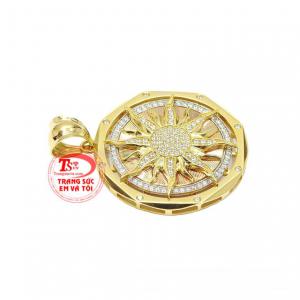 Lấy cảm hứng từ vầng mặt trời, người thợ hoàn kim đã tạo nên một sản phẩm hoàn mỹ hứa hẹn sẽ khiến các chàng trai yêu thích. 