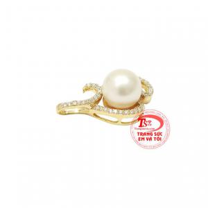 Chiếc mặt dây này sẽ mang đến vẻ sang trọng và quý phái cho nữ giới. 