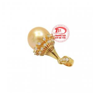 Đặc biệt, với màu vàng của ngọc trai thể hiện nét đẹp đam mê và tràn đầy nhiệt huyết.