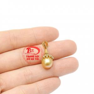 Mặt dây ngọc trai rạng ngời có giấy kiểm định đá quý uy tín.