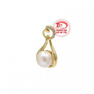 Mặt dây ngọc trai kết hợp cùng những bộ đầm dạ tiệc hay những bộ áo dài kiêu sa tôn vinh nét đẹp truyền thống của người phụ nữ Việt. 