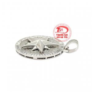 Gây ấn tượng bởi những viên đá lấp lánh với các kích thước khác nhau tạo điểm nhấn cho sản phẩm.