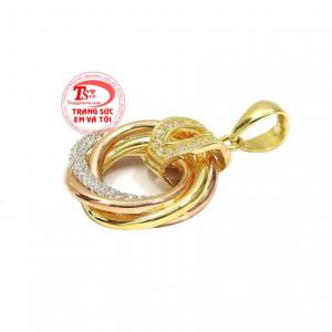 Những chi tiết hình tròn kết hợp cùng đá cz khiến cho mặt dây trở nên nổi bật hơn