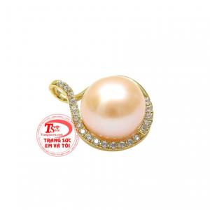 Thiết kế tinh tế, tỉ mỉ trong từng đường nét toát lên vẻ đẹp nữ tính, trong sáng.