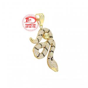 Thiết kế ấn tượng cùng sự kết hợp hài hòa giữa các viên đá cz đã mang tới chiếc mặt dây hoàn hảo cho phái mạnh.