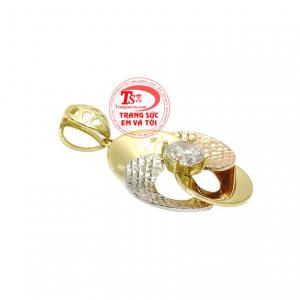 Sự kết hợp vàng màu, vàng trắng cùng vàng hồng giúp chiếc mặt dây thêm nổi bật.