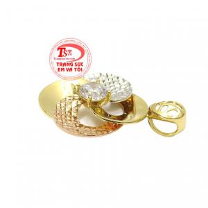 Bạn có thể kết hợp cùng dây chuyền hoặc kiềng vàng để tạo điểm nhấn cho trang phục của bạn.