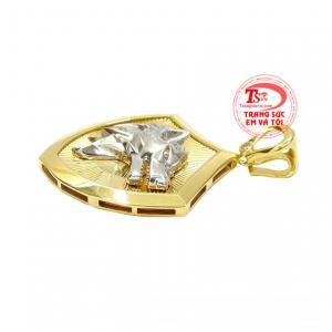 Phái mạnh có thể kết hợp chiếc mặt dây với dây chuyền vàng mang đến vẻ mạnh mẽ cho người đeo.