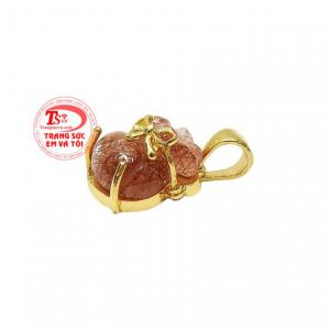 Viên thạch anh tóc đỏ được chạm khắc hình túi tiền, mang đến tài lộc và thịnh vượng.