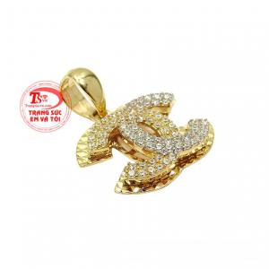 Chiếc mặt dây này kết hợp cùng dây chuyền vàng mang đến vẻ xinh yêu giúp các nàng tự tin tỏa sáng.