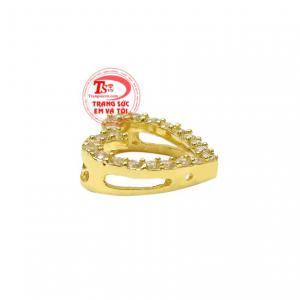 Kiểu dáng nữ tính, hợp thời trang phù hợp với nhiều kiểu trang phục.