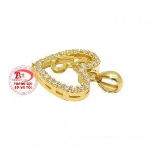 Nhà thiết kế đã khéo léo sử dụng những viên đá cz tạo độ bắt sáng, tăng thêm vẻ đẹp lung linh cho chiếc mặt dây.