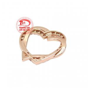 Được chế tác từ vàng hồng 18k cùng các viên kim cương thiên nhiên mang đến sản phẩm tinh tế và ấn tượng.