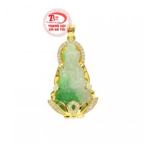 Mặt dây vàng Quan Âm cẩm thạch được chạm khắc đầy tinh xảo, sáng bóng. 