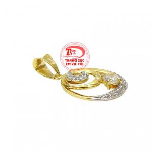 Sản phẩm kết hợp vàng tây 18k cùng những viên đá cz tạo điểm nhấn cho mặt dây. 