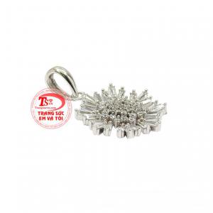 Chiếc mặt dây này giúp cho các cô gái trở nên thu hút và nổi bật hơn trước đám đông. 