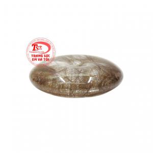 Sản phẩm phù hợp với người mệnh kim và mệnh thổ. Kiểu dáng đơn giản, mang đến nét mạnh mẽ và sang trọng cho người dùng. 