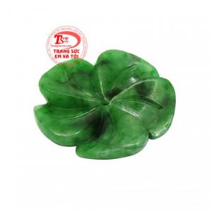 Hoa chính là biểu tượng của sức sống, tươi mới và vẻ đẹp được chạm khắc trên ngọc cẩm thạch với ý nghĩa mang lại nhiều may mắn. 