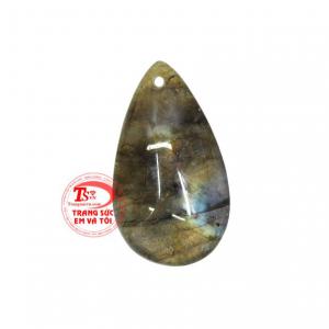Mặt labradorite ấn tượng được chế tác hình giọt nước, tinh tế và đẹp mắt.