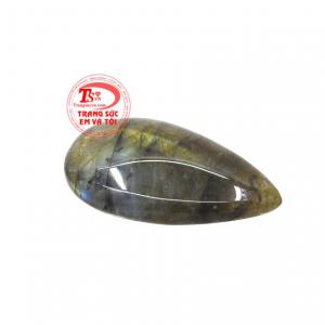 Mặt labradorite ấn tượng có thể bọc vàng hoặc bạc làm trang sức phong thủy.