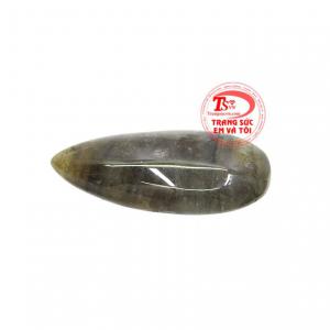 Theo nhiều chuyên gia phong thủy, đá này có khả năng bảo vệ người dùng trước năng lượng xấu, phát triển tối đa tiềm năng bên trong của chủ nhân.