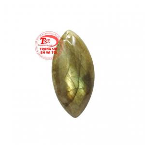 Mặt labradorite phong cách với màu sắc ấn tượng, thu hút sự chú ý.