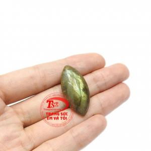 Mặt labradorite phong cách có thể bọc vàng hoặc bạc.